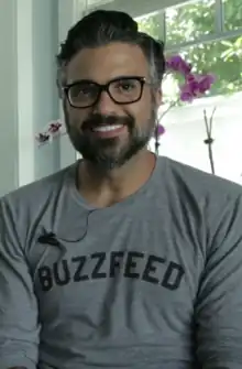 Jaime Camil dans le rôle de Rogelio de la Vega.