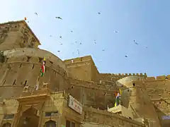 Le Suraj Pol est la porte d'accès principale de la citadelle de Jaisalmer, la seule ville fortifiée habitée d'Inde, mais également un site du Patrimoine mondial.