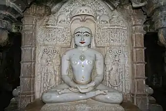 Chandraprabhu idol à l'intérieur du Temple Chandraprabhu Jain du fort Jaisalmer