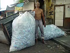 Bouteilles plastiques récupérées par un habitant de Jakarta afin de les revendre.