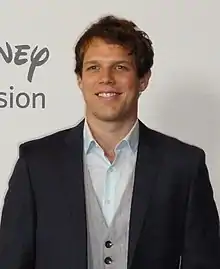 Jake Lacy dans le rôle de Stanley Pottinger.