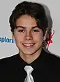 Jake T. Austin interprète Max Russo.