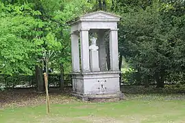 Buste de Legendre-Héral aux abords de la maison.