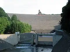 Vue en contreplongée du barrage.