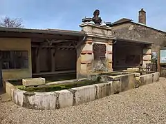 La fontaine-lavoir du centre.