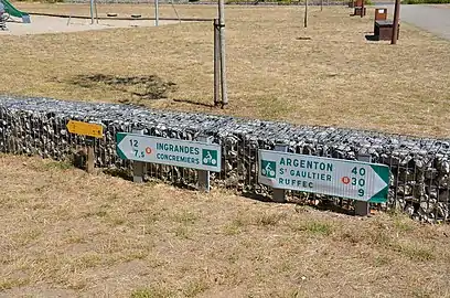 Panneaux de jalonnement de la voie verte devant la gare du Blanc.