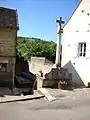 Croix et lavoir.