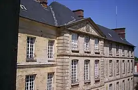 Fronton triangulaire avec armes des Maussion