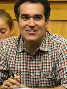 Brian d'Arcy James dans le rôle de Derek Bishop