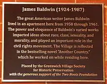 Photographie d'une plaque commémorative en l'honneur de James Baldwin et de sa contribution aux droits civiques.