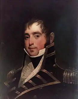 portrait d'un homme brun de trois-quarts portant un costume d'officier de marine