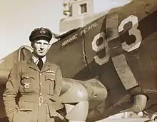 Photo noir et blanc d'un homme en uniforme devant un avion.