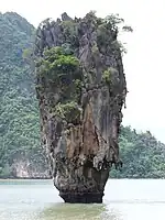 Ko Tapu (surnommé l'« île de James Bond » en raison de son apparition dans le film L'Homme au pistolet d'or) dans la baie de Phang Nga en Thaïlande.