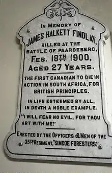 Plaque en pierre blanche portant l'inscription « In memory of James Halkett Findlay killed at the battle of Paardeberg, Feb. 18th 1900, aged 27 years. The first Canadian to die in action in South Africa, for British principles. In life esteemed by all, in death a noble example. "I will fear no evil, for thou art with me." Erected by the Officers and Men of the 35th Regiment, "Simcoe Foresters." »