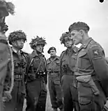 James Hill (à droite) avec des parachutistes canadiens en 1943.