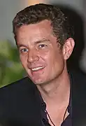 James Marsters interprète Victor Stein.