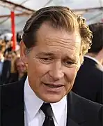 James Remar interprète Peter Gambi.