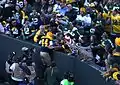 James Starks célébrant un touchdown avec un Lambeau Leap (dénomination spécifique d'un saut dans les supporteurs de l'équipe des Packers de Green Bay à domicile.