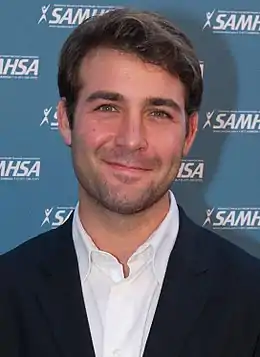 James Wolk interprète Zach Cropper.