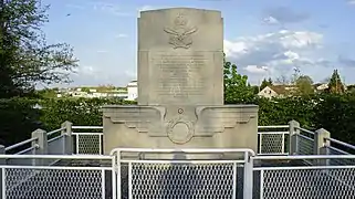 Mémorial à Jean Mackenzie et à tous les aviateurs tombés sur le sol français
