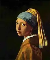Portrait aux couleurs vieillies d'une jeune femme avec turban bleu et jaune.
