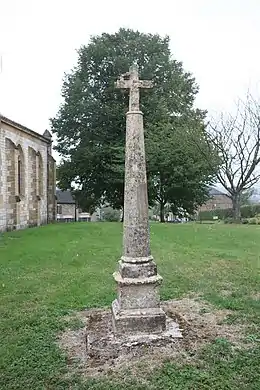 Croix sculptée.