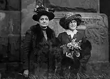 Délégation de femmes Suffragettes. Jane Addams (à gauche) en compagnie de Elizabeth Burke, à l'Université de Chicago, 1911.