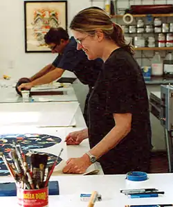 Une femme devant une feuille dans un atelier d'artiste