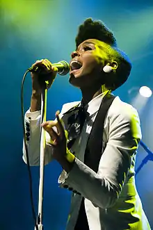 Janelle Monáe chante en live au Austin Music Hall à l'occasion du SXSW en mars 2009.