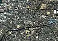 Photo couleur : vue aérienne de plusieurs sections d'un cours d'eau traversant une ville.