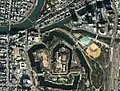 Photo couleur : vue aérienne du point de confluence de deux cours d'eau dans une ville.