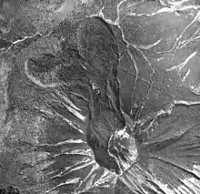 Photo noir et blanc d'une coulée de lave figée le long du versant nord-ouest d'un volcan depuis le cratère du sommet.