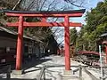 Photo couleur de l'entrée d'un sanctuaire shintō.