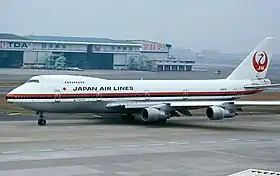 Le Boeing 747SR-46 impliqué vu à l’aéroport international de Tokyo en 1984, un an avant l'accident.
