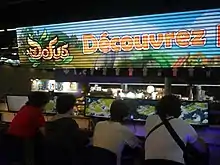 Stand de Dofus et Wakfu à la Japan Expo 2012. Sous un grand panneau Dofus, quatre joueurs testent le jeu Wakfu.