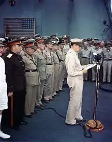 Leclerc, parmi les représentants des autres nations alliées, pendant le discours du général MacArthur, après la capitulation du Japon.