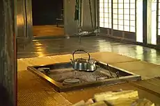 L'irori (囲炉裏?), foyer intégré.