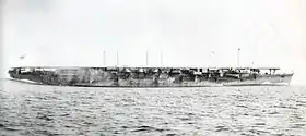 Photo en noir et blanc d'un transport d'hydravions.