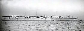 Photo en noir et blanc d'un porte-avions plat
