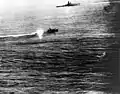 Le cuirassé Yamato et le Fuyutsuki pendant l'Opération Ten-Go le 7 avril 1945