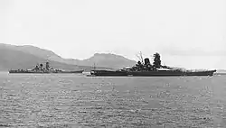 Les cuirassés jumeaux Yamato et Musashi à l'ancre aux îles Truk.