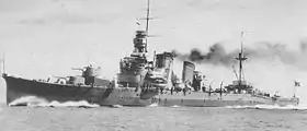 Photo en noir et blanc d'un croiseur fendant les flots à toute vapeur