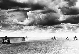 photo en noir et blanc de chars de combat avançant dans une plaine.