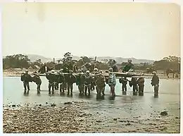 Porteurs sur les rives de la rivière Sakawa, près d'Odawara, Japon, fin du XIXe siècle.