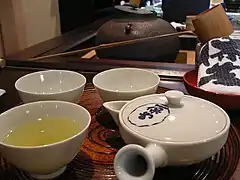Service traditionnel à thé infusé (ici du gyokuro), maison de thé Kaboku d'Ippodo, Kyoto.