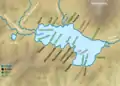 Carte couleur montrant une étendue d'eau en bleu avec des noms marquant les éléments du relief de ses rives sur un fond brun comprenant des reliefs montagneux et des cours d'eau.