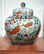 Porcelaine Jingdezhen polychrome wucai. Poissons et végétation aquatique. Règne Jiajing 1507-1567. H. 46 cm. Musée Guimet