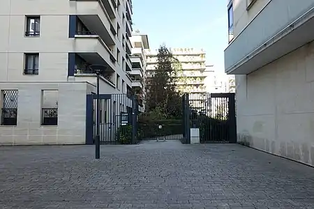 Sortie sud du jardin, vers la rue Albert-Roussel.