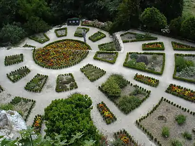 Jardin du presbytère de La Garde-Adhémar.