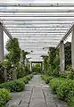 La pergola du jardin Stern, à Saint-Cloud.